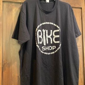 💰646) Bike shop NWOT  T-shirt XXL or L available